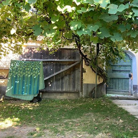 House By The Church - Entire House Crit Zewnętrze zdjęcie