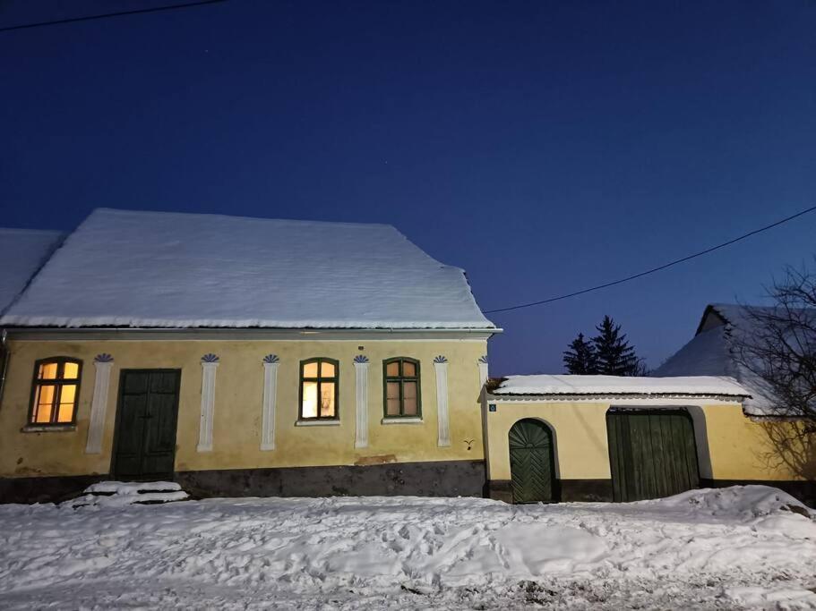House By The Church - Entire House Crit Zewnętrze zdjęcie